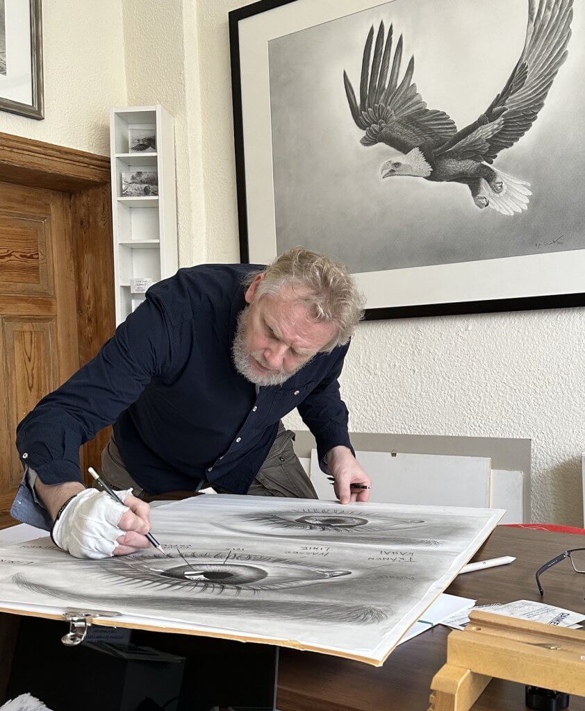 Ralf Wilhelm Schmidt zeichnet im Atelier in Caputh